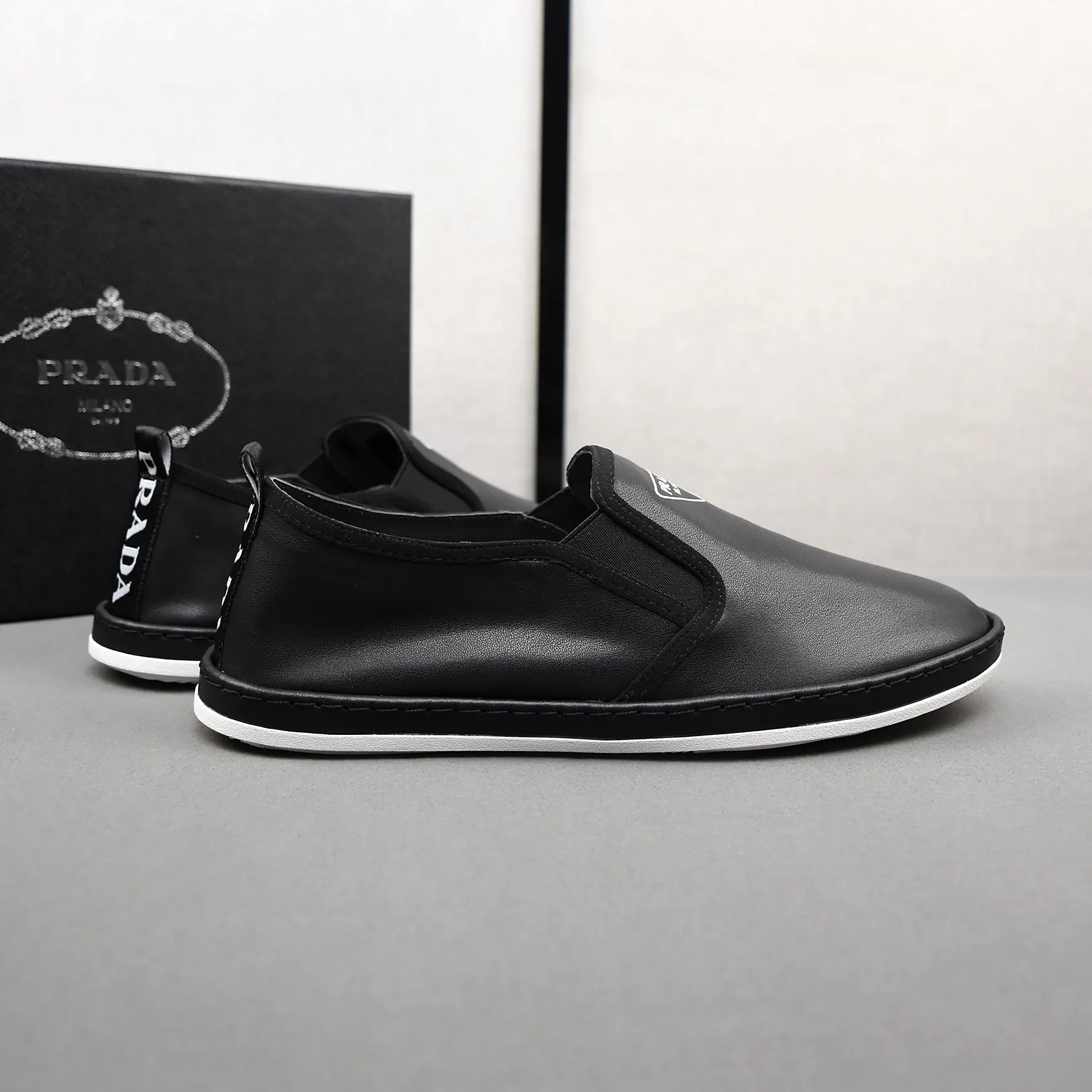 PP380👟👟👟Prada [Prada] Soft-soled and soft-surface casual leather shoes. The uppers are made of comfortable and soft first-layer cowhide and super-soft rubber outsole. Men's size 38-44.